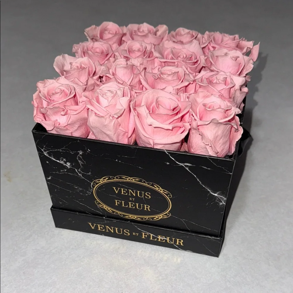 Venus Et Fleur Pink Roses in Black Box - Picture 2 of 9